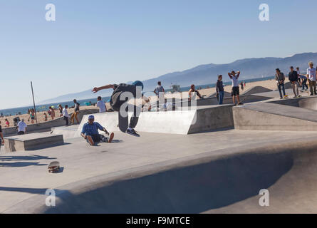 Junge männliche Inlineskating im Venice Beach Skate Plaza in Venice Beach; Kalifornien; USA; Amerika Stockfoto