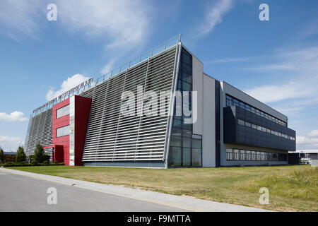 Außenansicht zeigt das Raster Design und markanten roten block Eingang im Technologiezentrum Neutal, Österreich Stockfoto
