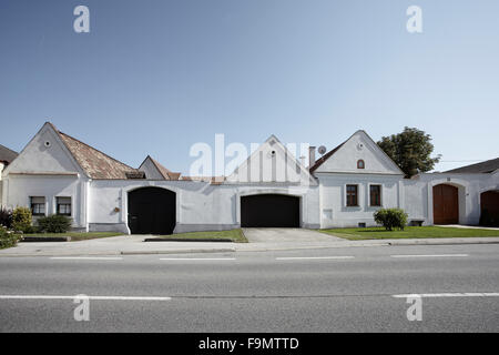 Traditionelle Häuser mit typischen pannonischen Landhausstil Fassaden und Giebeln in Trausdorf, Burgenland, Österreich Stockfoto