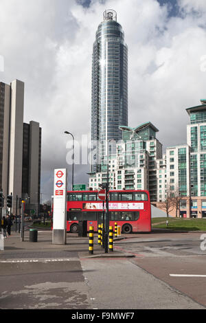 Das St George Wharf Tower, Ansicht von Vauxhall Cross Busdepot, SW8, London, England. Stockfoto