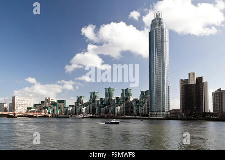 Thames River Überblick über die Nine Elms-Entwicklung mit der St George Wharf Tower, Ulmen Lane, London, SW8, England. Stockfoto