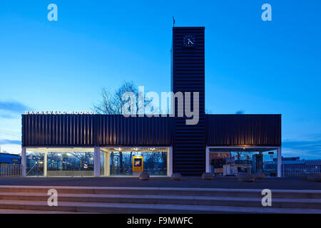 Barneveld Noord Station, ein auffallend modernes Gebäude mit einem zentralen Turm und verglaste Erdgeschoss und schwarzen Schalung im Obergeschoss. Erstellen einen schwebenden Eindruck. Stockfoto