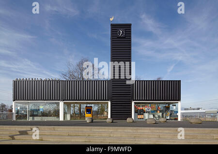 Barneveld Noord Station, ein auffallend modernes Gebäude mit einem zentralen Turm und verglaste Erdgeschoss und schwarzen Schalung im Obergeschoss. Erstellen einen schwebenden Eindruck. Stockfoto