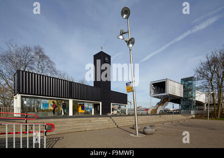 Barneveld Noord Station, ein auffallend modernes Gebäude mit einem zentralen Turm und verglaste Erdgeschoss und schwarzen Schalung im Obergeschoss. Erstellen einen schwebenden Eindruck. Stockfoto