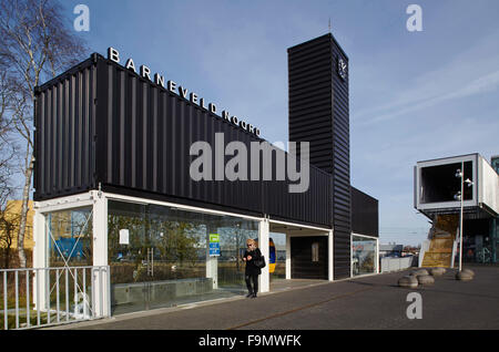 Barneveld Noord Station, ein auffallend modernes Gebäude mit einem zentralen Turm und verglaste Erdgeschoss und schwarzen Schalung im Obergeschoss. Erstellen einen schwebenden Eindruck. Stockfoto