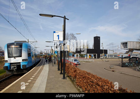 Barneveld Noord Station, ein auffallend modernes Gebäude mit einem zentralen Turm und verglaste Erdgeschoss und schwarzen Schalung im Obergeschoss. Erstellen einen schwebenden Eindruck. Stockfoto