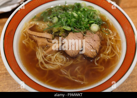 Eine Schüssel Ramen in einem Restaurant in Japan. Stockfoto