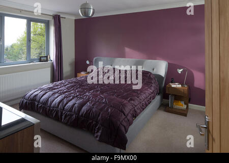 Das Master-Schlafzimmer mit einem Doppelbett in einem Einfamilienhaus. Stockfoto