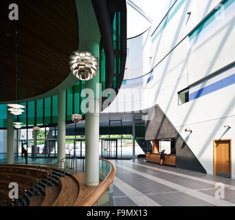 Robert Gordon Universität Garthdee Campus. Riverside Osten Gebäude mit Freiflächen, gläserne Decke über ein zentrales Atrium und soziale Räume. Stockfoto