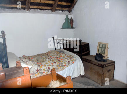 EIRE; CO. KERRY; GLENBEIGH; REKONSTRUIERTES MOOR DORF; TURF CUTTER'' S SCHLAFZIMMER Stockfoto