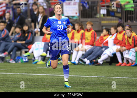 New Orleans Louisiana, USA. 16. Dezember 2015. Vereinigte Staaten von Amerika nach vorne läuft Abby Wambach (20) während des Spiels zwischen uns Frauen Fußball-Nationalmannschaft und China PR bei der Mercedes-Benz Superdome in New Orleans Louisiana downfield für einen Pass. © Steve Dalmado/Cal Sport Media/Alamy Live-Nachrichten Stockfoto