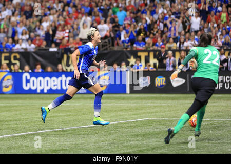 New Orleans Louisiana, USA. 16. Dezember 2015. Vereinigte Staaten von Amerika nach vorne läuft Abby Wambach (20), den Ball in die Ecke während des Spiels zwischen uns Frauen Fußball-Nationalmannschaft und China PR bei der Mercedes-Benz Superdome in New Orleans, Louisiana. © Steve Dalmado/Cal Sport Media/Alamy Live-Nachrichten Stockfoto