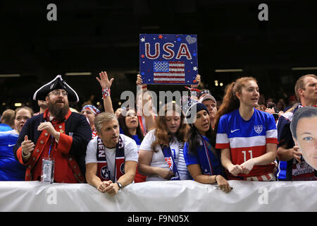 New Orleans Louisiana, USA. 16. Dezember 2015. Fans während des Spiels zwischen uns Frauen Fußball-Nationalmannschaft und China PR bei der Mercedes-Benz Superdome in New Orleans, Louisiana. © Steve Dalmado/Cal Sport Media/Alamy Live-Nachrichten Stockfoto