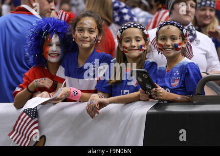 New Orleans Louisiana, USA. 16. Dezember 2015. Junge Fans begeistert das Spiel zwischen uns Frauen Fußball-Nationalmannschaft und China PR bei der Mercedes-Benz Superdome in New Orleans, Louisiana. © Steve Dalmado/Cal Sport Media/Alamy Live-Nachrichten Stockfoto