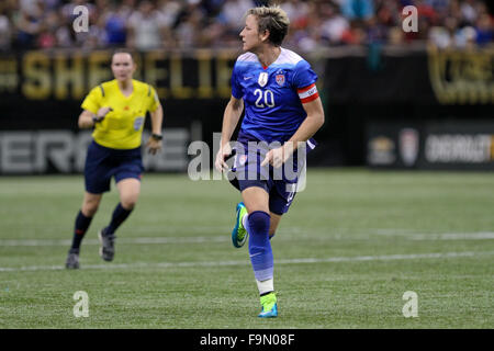 New Orleans Louisiana, USA. 16. Dezember 2015. Vereinigte Staaten von Amerika nach vorne läuft Abby Wambach (20) während des Spiels zwischen uns Frauen Fußball-Nationalmannschaft und China PR bei der Mercedes-Benz Superdome in New Orleans Louisiana downfield für einen Pass. © Steve Dalmado/Cal Sport Media/Alamy Live-Nachrichten Stockfoto