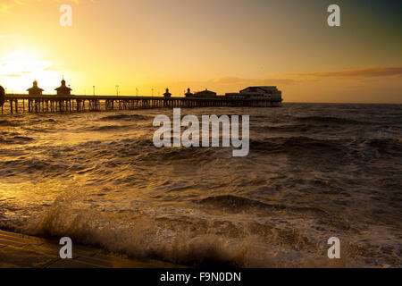 Blackpool, UK. 17. Dezember 2015. Ein herrlicher Sonnenuntergang erscheint über Blackpool North Pier, die ungewöhnlich warme Witterung in der festlichen Zeit weiter. Bildnachweis: Cernan Elias/Alamy Live-Nachrichten Stockfoto