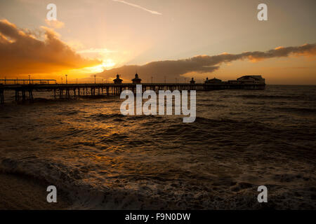 Blackpool, UK. 17. Dezember 2015. Ein herrlicher Sonnenuntergang erscheint über Blackpool North Pier, die ungewöhnlich warme Witterung in der festlichen Zeit weiter. Bildnachweis: Cernan Elias/Alamy Live-Nachrichten Stockfoto