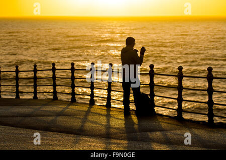 Blackpool, Lancashire, UK, 17. Dezember 2015. UK Wetter. Dramatischer Sonnenuntergang über Blackpool mit langen Schatten und ein goldenes Meer von lokalen Fotografen aufgenommen wird. Stockfoto