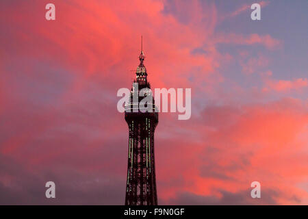 Blackpool, Lancashire, UK 17. Dezember 2015.   Großbritannien Wetter. Dramatischen Sonnenuntergang über Blackpool Tower. Bildnachweis: MarPhotographics/Alamy Live-Nachrichten Stockfoto