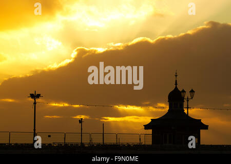 Blackpool, UK. 17. Dezember 2015. Ein herrlicher Sonnenuntergang erscheint über Blackpool North Pier, die ungewöhnlich warme Witterung in der festlichen Zeit weiter. Bildnachweis: Cernan Elias/Alamy Live-Nachrichten Stockfoto