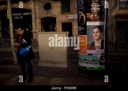 Barcelona, Spanien. 17. Dezember 2015. Ciudadanos Parteichef Albert Rivera, Kandidat für den kommenden Dezember 20 Parlamentswahlen wird auf einem Wahlplakat in La Rambla in Barcelona, Spanien am 17. Dezember 2015 gesehen. Bildnachweis: Jordi Boixareu/Alamy Live-Nachrichten Stockfoto