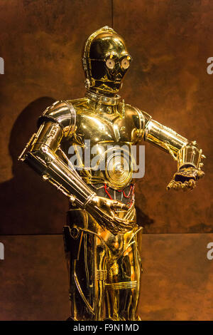 New York, USA. 17. Dezember 2015.  Ikonische Kostüme aus Star Wars werden in der Ausstellung des Smithsonian, Rebel präsentiert. Jedi, Prinzessin, Königin: Star Wars und die Macht der Tracht. Diese Kostüme geformt, die Identitäten dieser inzwischen berühmten Zeichen. Von der bedrohliche schwarze Maske od Darth Vader. die vergoldeten Suite von C-3PO, Luke Skywalker, imperiale Sturmtruppen, Yoda, Obi-Wan Kenobi, Wookiee Chewbacca, u.a. aus den sechs Blockbuster-Filmen. Neue Kostüme vom Erwachen der Kraft sind ebenfalls zu sehen. Bildnachweis: Scott Houston/Alamy Live-Nachrichten Stockfoto