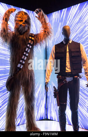 New York, USA. 17. Dezember 2015.  Ikonische Kostüme aus Star Wars werden in der Ausstellung des Smithsonian, Rebel präsentiert. Jedi, Prinzessin, Königin: Star Wars und die Macht der Tracht. Diese Kostüme geformt, die Identitäten dieser inzwischen berühmten Zeichen. Von der bedrohliche schwarze Maske od Darth Vader. die vergoldeten Suite von C-3PO, Luke Skywalker, imperiale Sturmtruppen, Yoda, Obi-Wan Kenobi, Wookiee Chewbacca, u.a. aus den sechs Blockbuster-Filmen. Neue Kostüme vom Erwachen der Kraft sind ebenfalls zu sehen. Bildnachweis: Scott Houston/Alamy Live-Nachrichten Stockfoto