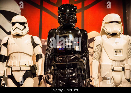 New York, USA. 17. Dezember 2015.  Ikonische Kostüme aus Star Wars werden in der Ausstellung des Smithsonian, Rebel präsentiert. Jedi, Prinzessin, Königin: Star Wars und die Macht der Tracht. Diese Kostüme geformt, die Identitäten dieser inzwischen berühmten Zeichen. Von der bedrohliche schwarze Maske od Darth Vader. die vergoldeten Suite von C-3PO, Luke Skywalker, imperiale Sturmtruppen, Yoda, Obi-Wan Kenobi, Wookiee Chewbacca, u.a. aus den sechs Blockbuster-Filmen. Neue Kostüme vom Erwachen der Kraft sind ebenfalls zu sehen. Bildnachweis: Scott Houston/Alamy Live-Nachrichten Stockfoto