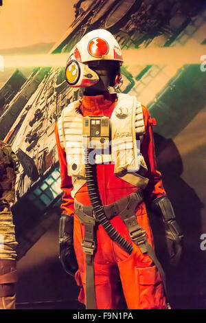 New York, USA. 17. Dezember 2015.  Ikonische Kostüme aus Star Wars werden in der Ausstellung des Smithsonian, Rebel präsentiert. Jedi, Prinzessin, Königin: Star Wars und die Macht der Tracht. Diese Kostüme geformt, die Identitäten dieser inzwischen berühmten Zeichen. Von der bedrohliche schwarze Maske od Darth Vader. die vergoldeten Suite von C-3PO, Luke Skywalker, imperiale Sturmtruppen, Yoda, Obi-Wan Kenobi, Wookiee Chewbacca, u.a. aus den sechs Blockbuster-Filmen. Neue Kostüme vom Erwachen der Kraft sind ebenfalls zu sehen. Bildnachweis: Scott Houston/Alamy Live-Nachrichten Stockfoto