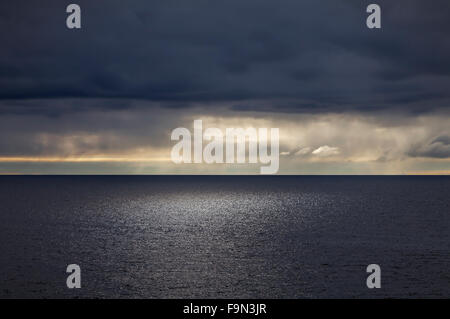 Schlechtem Wetter in eine Seenlandschaft vor der Küste des Burren, County Clare, Irland Stockfoto