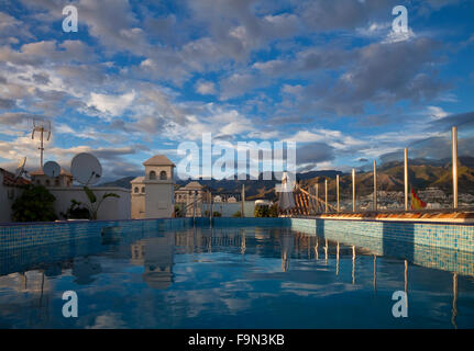 Hotel Dachterrasse mit Pool in Nerja, Costa Del Sol, Provinz Malaga, Andalusien, Spanien Stockfoto