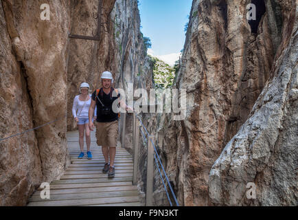 Wanderer auf El Caminito del Rey Gehweg angeheftet an den steilen Wänden der eine enge Schlucht in El Chorro, Málaga, Andalusien, Spanien Stockfoto