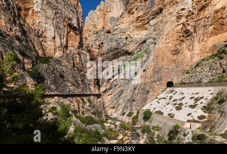 El Caminito del Rey ist ein Gehweg, merken sich an steilen Wänden eine enge Schlucht in El Chorro, in der Nähe von Málaga, Andalusien, Spanien Stockfoto