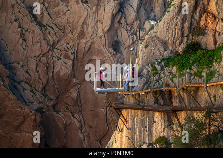 Glas-Plattform auf El Caminito del Rey Gehweg angeheftet an den steilen Wänden der eine enge Schlucht in El Chorro, Andalusien, Spanien Stockfoto