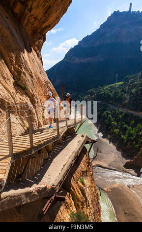 Wanderer auf El Caminito del Rey Gehweg angeheftet an den steilen Wänden der eine enge Schlucht in El Chorro, Málaga, Andalusien, Spanien Stockfoto