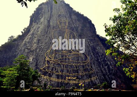 Pattaya, Thailand: Khao Chi Chan sitzen Sukhothai-Stil Lanna Buddha mit eingelegten graviert Blattgold auf Seite des Berges * Stockfoto