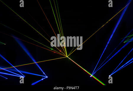 Bunte Laser-Effekt über einen schwarzen Hintergrund. Stockfoto