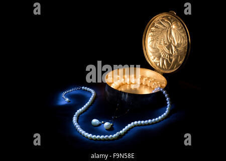 Einer alten gravierten Silber Box mit Perlen Juwelen auf schwarzen Gewebe Stockfoto