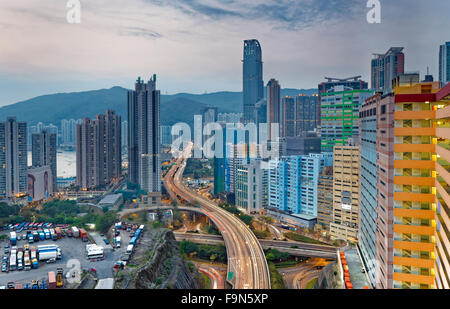 verkehrsreichen Nacht in Finanzen, Hong Kong Stadt Stockfoto