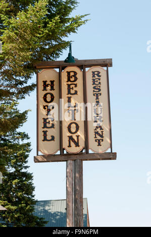 Ein Zeichen für das Belton Chalet am westlichen Eingang zum Glacier National Park in West Glacier, Montana, USA. Stockfoto