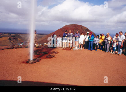 Gruppe von Touristen in Islote de Hilario. Nationalpark Timanfaya, Lanzarote Insel, Kanarische Inseln, Spanien. Stockfoto