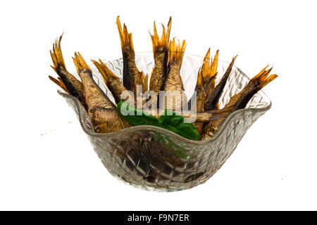 Dosen Sprotten mit Basilikum isoliert Stockfoto