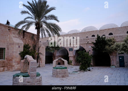 Innenhof der Nabi oder Nebi Musa Moschee, die nach muslimischer Tradition wurde das Grab des Mose in Juda oder Judäische Wüste Westjordanland Israel Stockfoto