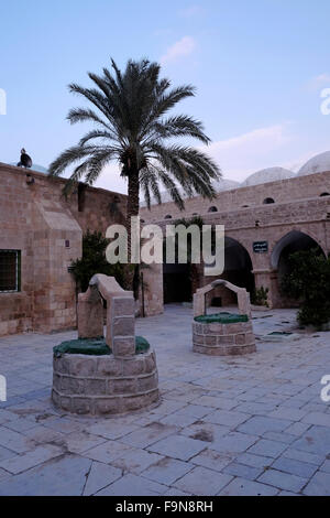 Innenhof der Nabi oder Nebi Musa Moschee, die nach muslimischer Tradition wurde das Grab des Mose in Juda oder Judäische Wüste Westjordanland Israel Stockfoto