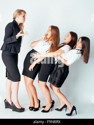 beängstigend Damenchef schreien auf Manager, weißer Hintergrund, emotionalen Druck Stockfoto