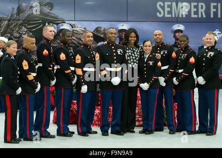 US-First Lady Michelle Obama posiert für ein Foto mit Marines nach helfen, Spielzeug für die Marine Corps Toys for Tots Weihnachten hinauswollen auf gemeinsame Base Anacostia-Bolling Toys for Tots Verteilzentrum 9. Dezember 2015 in Washington, DC zu sortieren. Spielzeug für die kleinsten vertreibt Spielzeug für bedürftige Kinder in den Vereinigten Staaten. Stockfoto