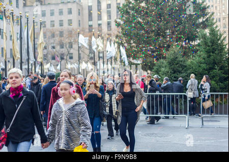 Besucher der Rockefeller Center Weihnachtsbaum in New York auf Sonntag, 13. Dezember 2015. Die Straßen von New York voller Shopper und Touristen mit weniger als zwei Wochen bis Weihnachten. (© Richard B. Levine) Stockfoto