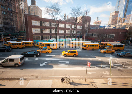 Schulbusse Line-up vor PS 33 in Chelsea in New York auf Dienstag, 15. Dezember 2015 für normale Entlassung der Schüler. Eine Bombendrohung gehalten, um ein Hokuspokus zu sein auf der NY Dept. of Education und zu den Los Angeles Unified School District gesendet wurde. LA alle geöffneten Ausführung 640.000 Studenten während NY Schulen gehalten mit normalen Entlassung mal Schulen geschlossen. (© Richard B. Levine) Stockfoto