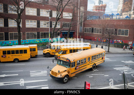 Schulbusse Line-up vor PS 33 in Chelsea in New York auf Dienstag, 15. Dezember 2015 für normale Entlassung der Schüler. Eine Bombendrohung gehalten, um ein Hokuspokus zu sein auf der NY Dept. of Education und zu den Los Angeles Unified School District gesendet wurde. LA alle geöffneten Ausführung 640.000 Studenten während NY Schulen gehalten mit normalen Entlassung mal Schulen geschlossen. (© Richard B. Levine) Stockfoto