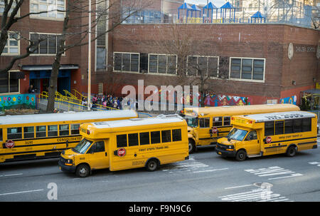 Schulbusse Line-up vor PS 33 in Chelsea in New York auf Dienstag, 15. Dezember 2015 für normale Entlassung der Schüler. Eine Bombendrohung gehalten, um ein Hokuspokus zu sein auf der NY Dept. of Education und zu den Los Angeles Unified School District gesendet wurde. LA alle geöffneten Ausführung 640.000 Studenten während NY Schulen gehalten mit normalen Entlassung mal Schulen geschlossen. (© Richard B. Levine) Stockfoto
